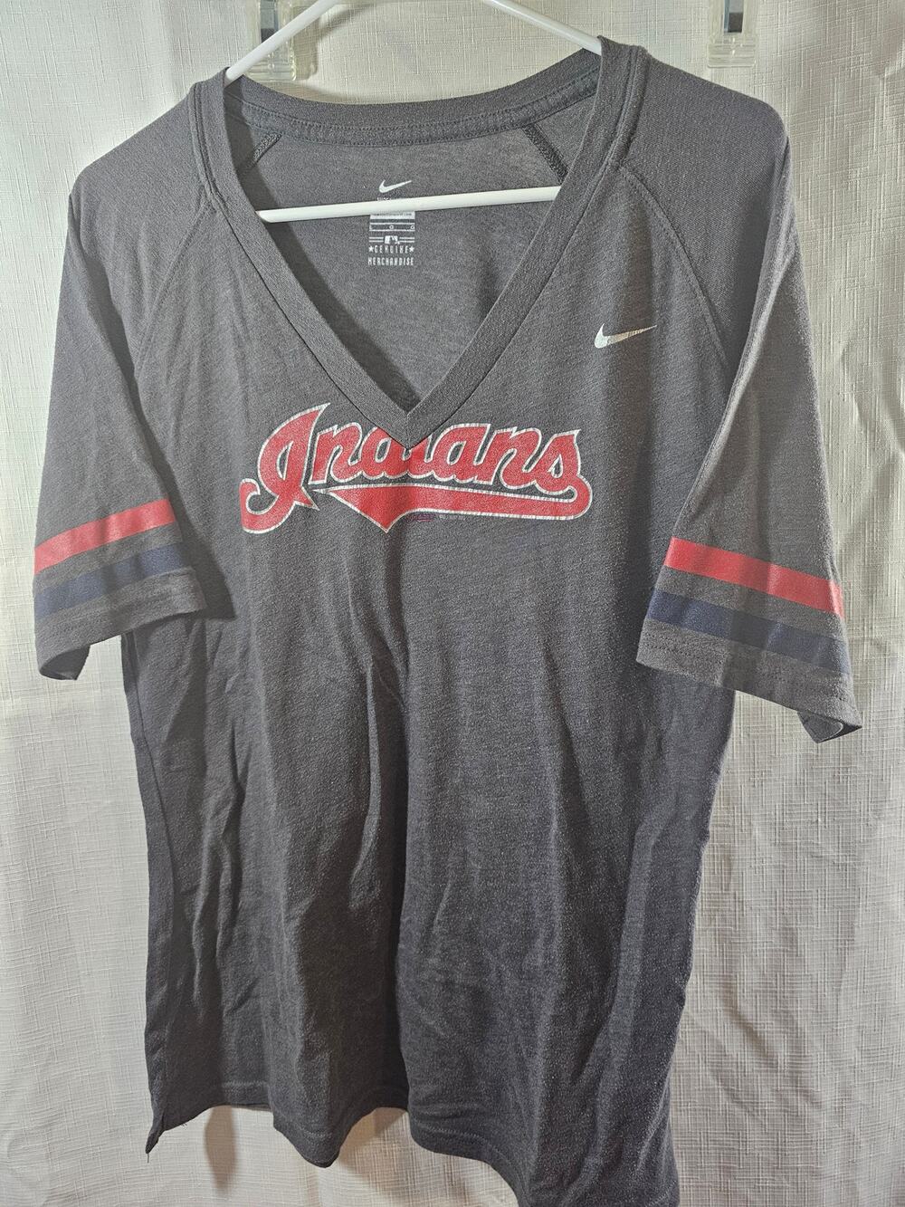 WOMEN'S NIKE INDIANS GREY VNECK TSHIRT SZ L